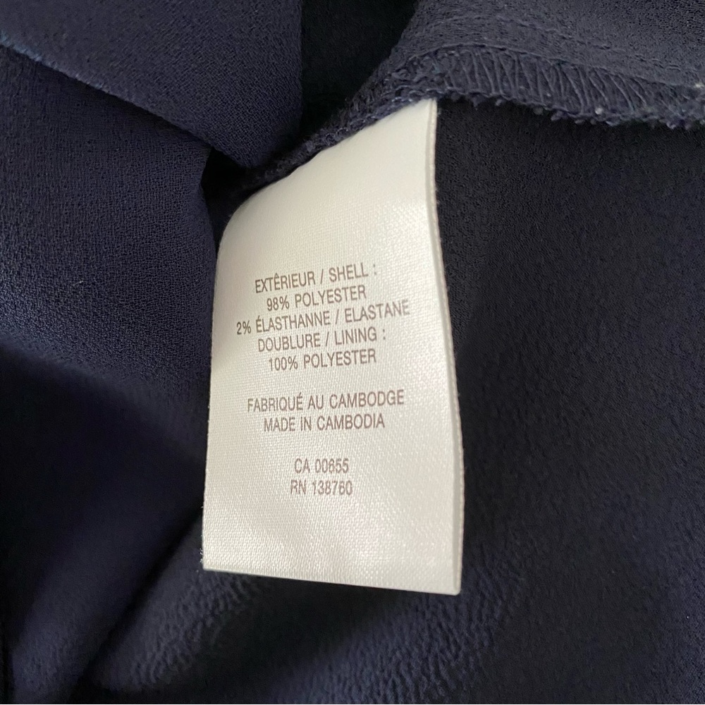 Reitmans navy blue sleeveless lined dressy top. Great shape. Button detail back - Picture 4 of 5